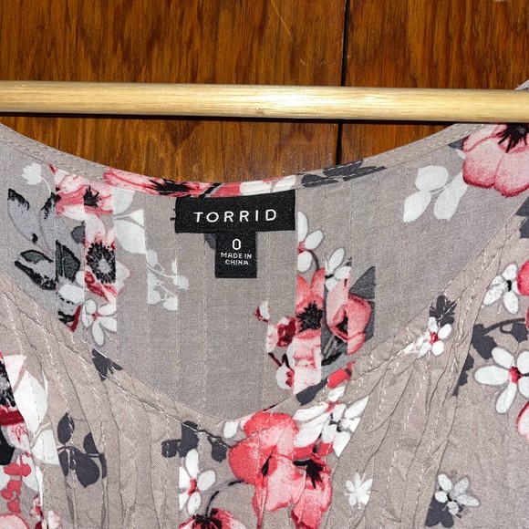 Torrid Size 0 Women's Large Neutral Ditsy Floral V Neck Flowy Shirt - Picture 2 of 6